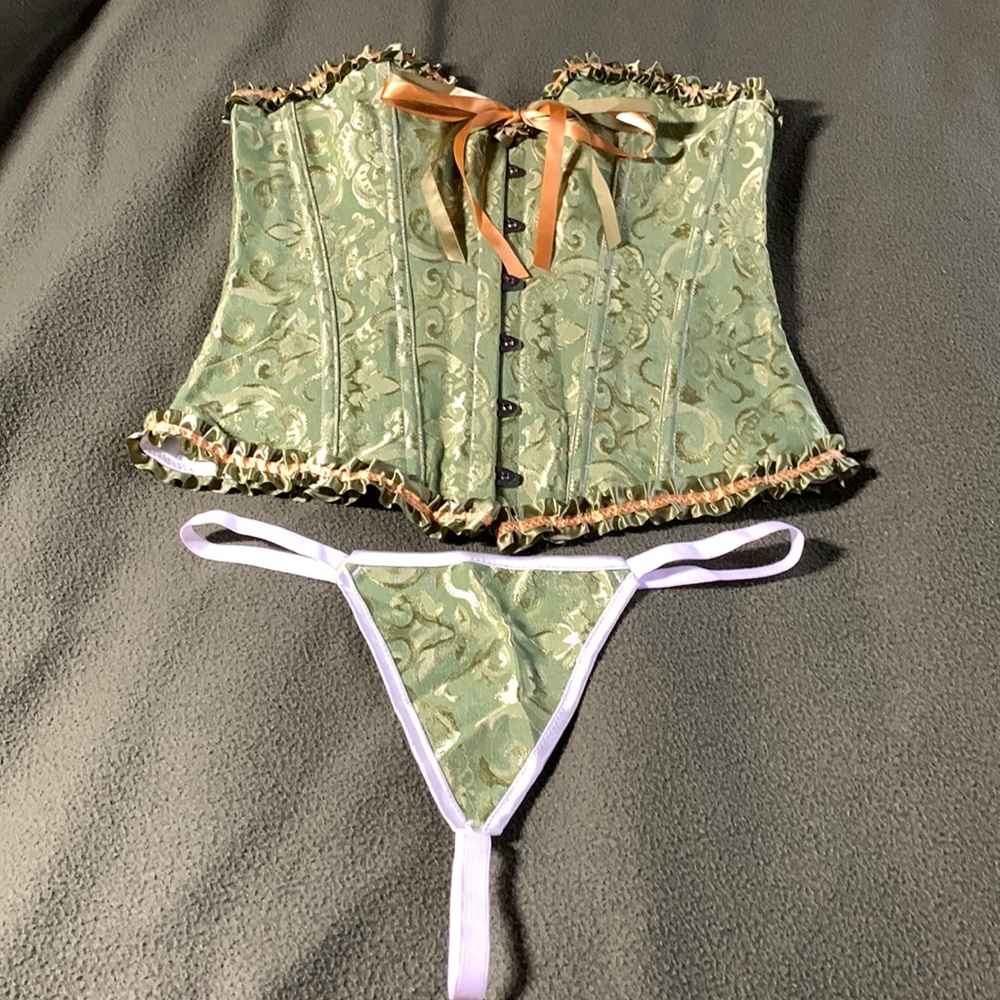 New beautiful bustier w/ matching thong.  Approx. 13.5, expands approx. 4 in.
